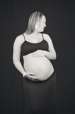 Maternity photo black and white
